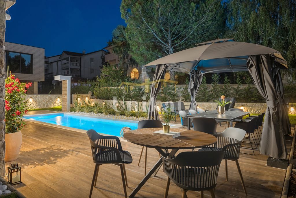 Nova moderna vila samo 400 metrov od morja